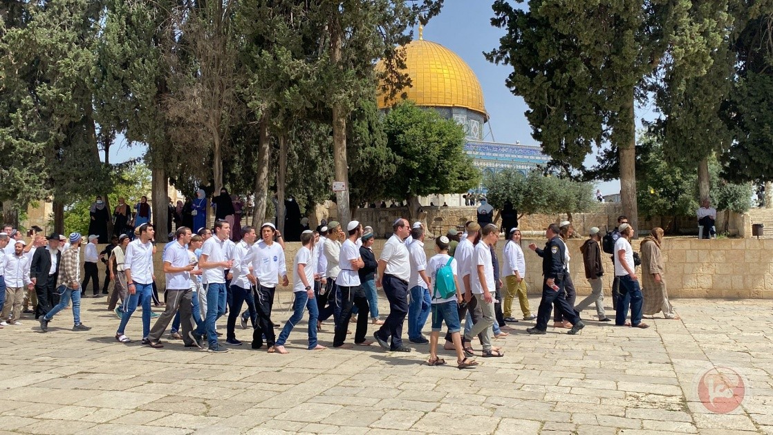 متطرفون إسرائيليون يقتحمون المسجد الأقصى للاحتفال بعيد “الحانوكا”