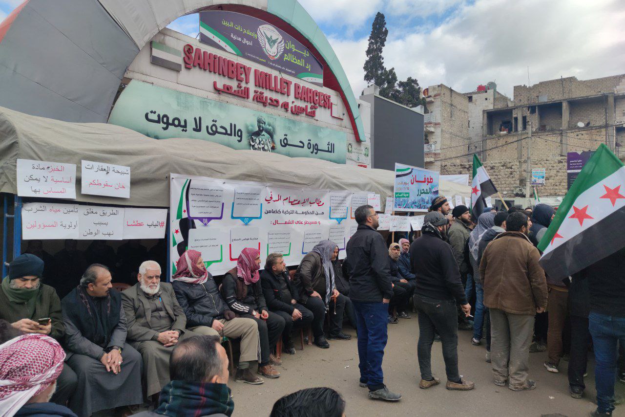 أهالي مدينة “الباب” بريف حلب يتظاهرون ويطلقون “طوفان المحرر” لتحسين الوضع الأمني والمعيشي