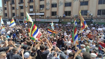 متظاهرو السويداء ينعون رياض الترك في الأسبوع الـ 20 من الحراك الشعبي