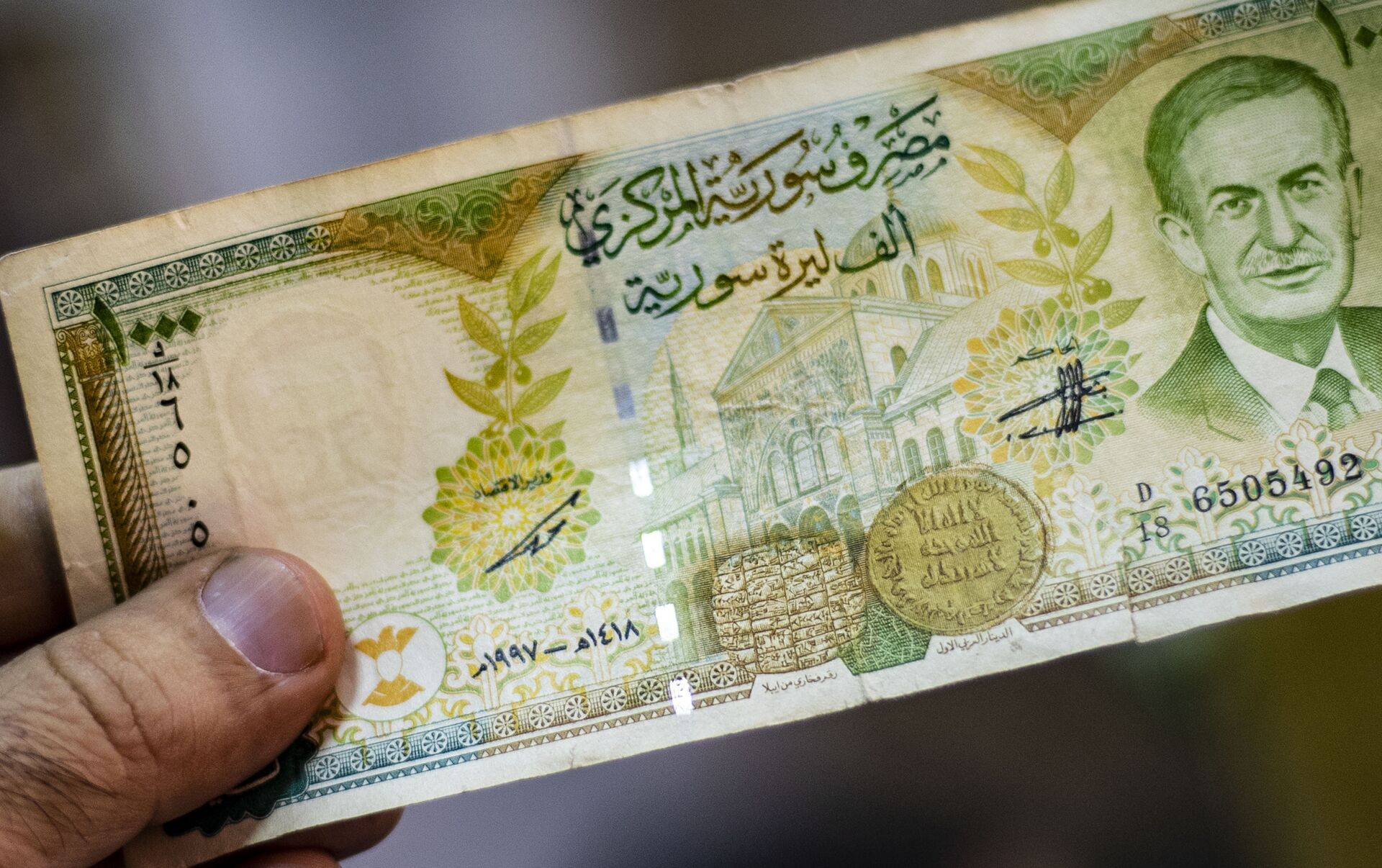 تراجع طفيف في سعر صرف الليرة السورية والذهب يستمر في ارتفاعه