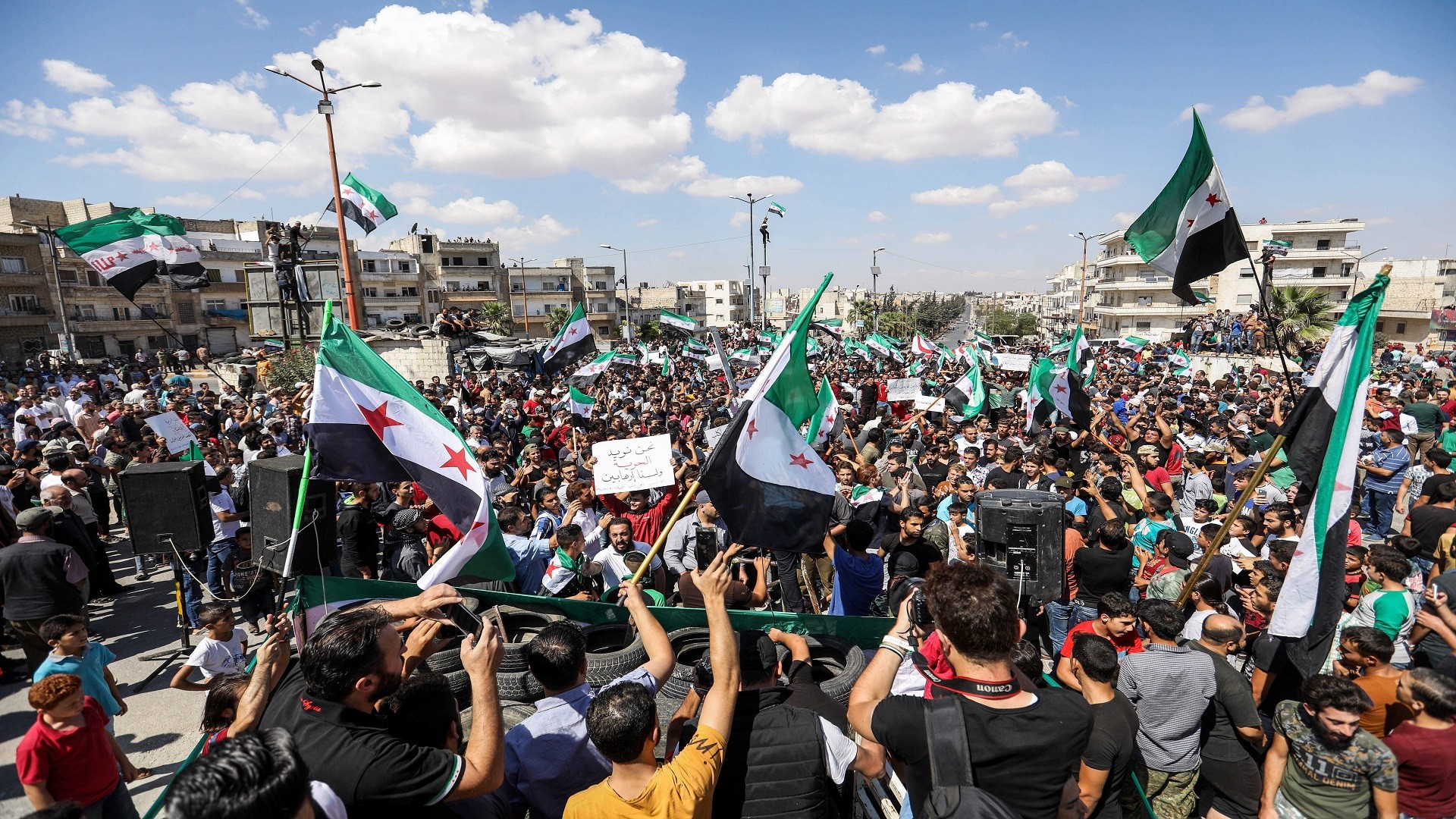 إسقاط الجولاني وتبييض السجون.. المتظاهرون يجددون مطالبهم في إدلب وريف حلب