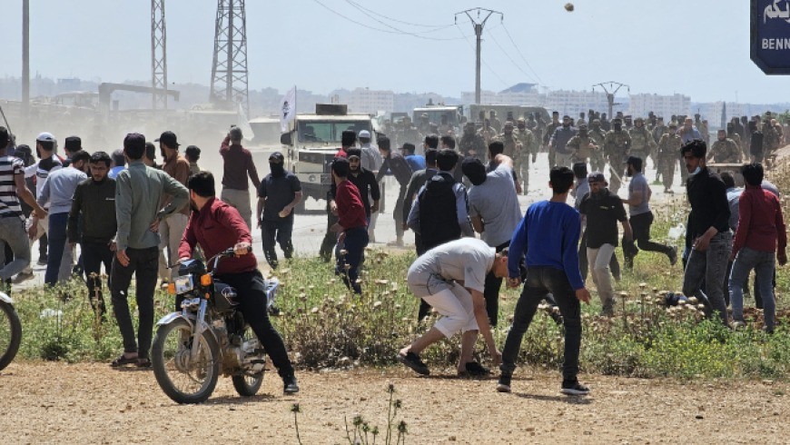 “تحرير الشام” تعتدي على المتظاهرين في إدلب وتهاجمهم بالعربات المصفحة