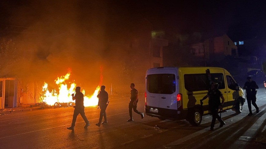 بعد مزاعم مغلوطة.. اعتداءات وإحراق ممتلكات لسوريين في قيصري التركية